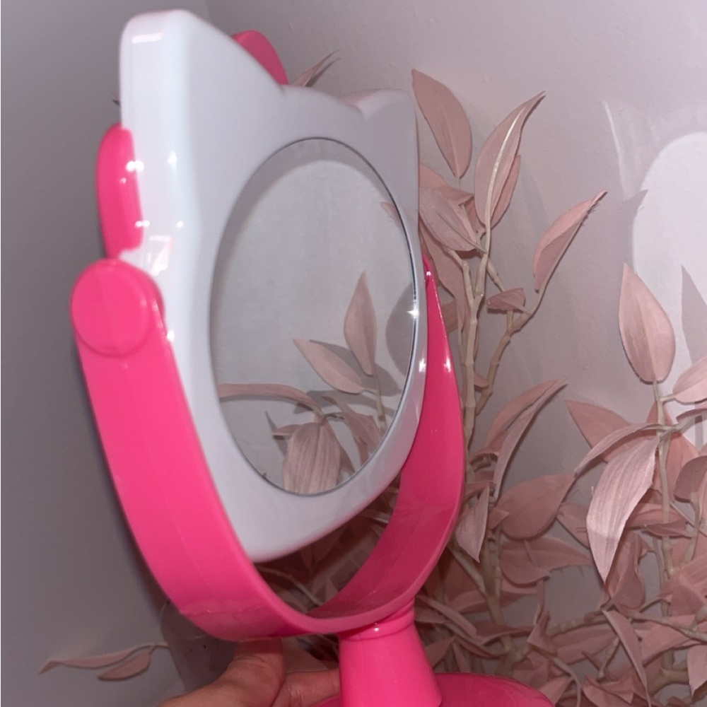 Hello Kitty mirror ! Not sold in stores.